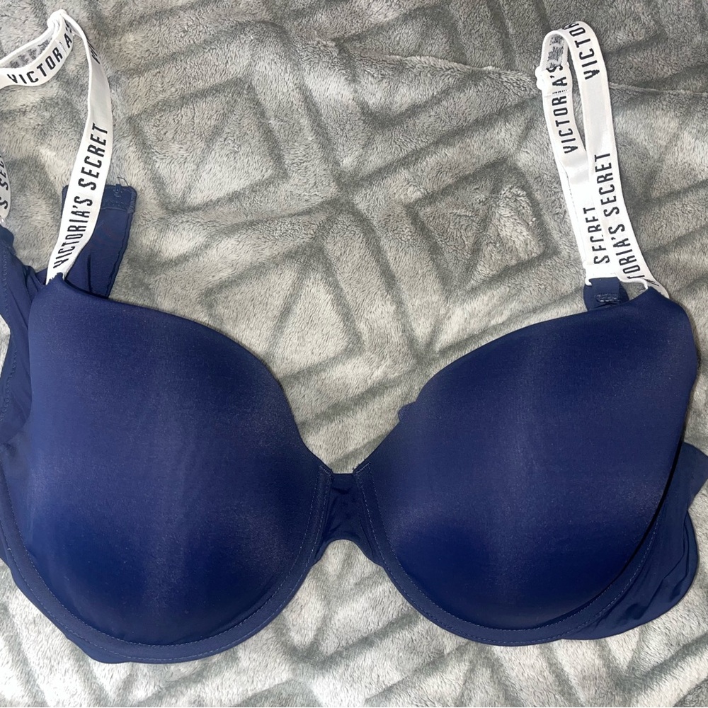 Victoria's Secret Navy blue, lightly lined tshirt bra, convertible straps NWOT